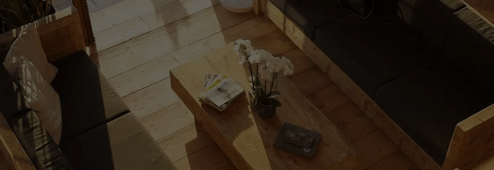 Sitzbereich mit Couchtisch - Design aus Altholz