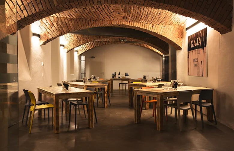 Restaurant mit Tischen