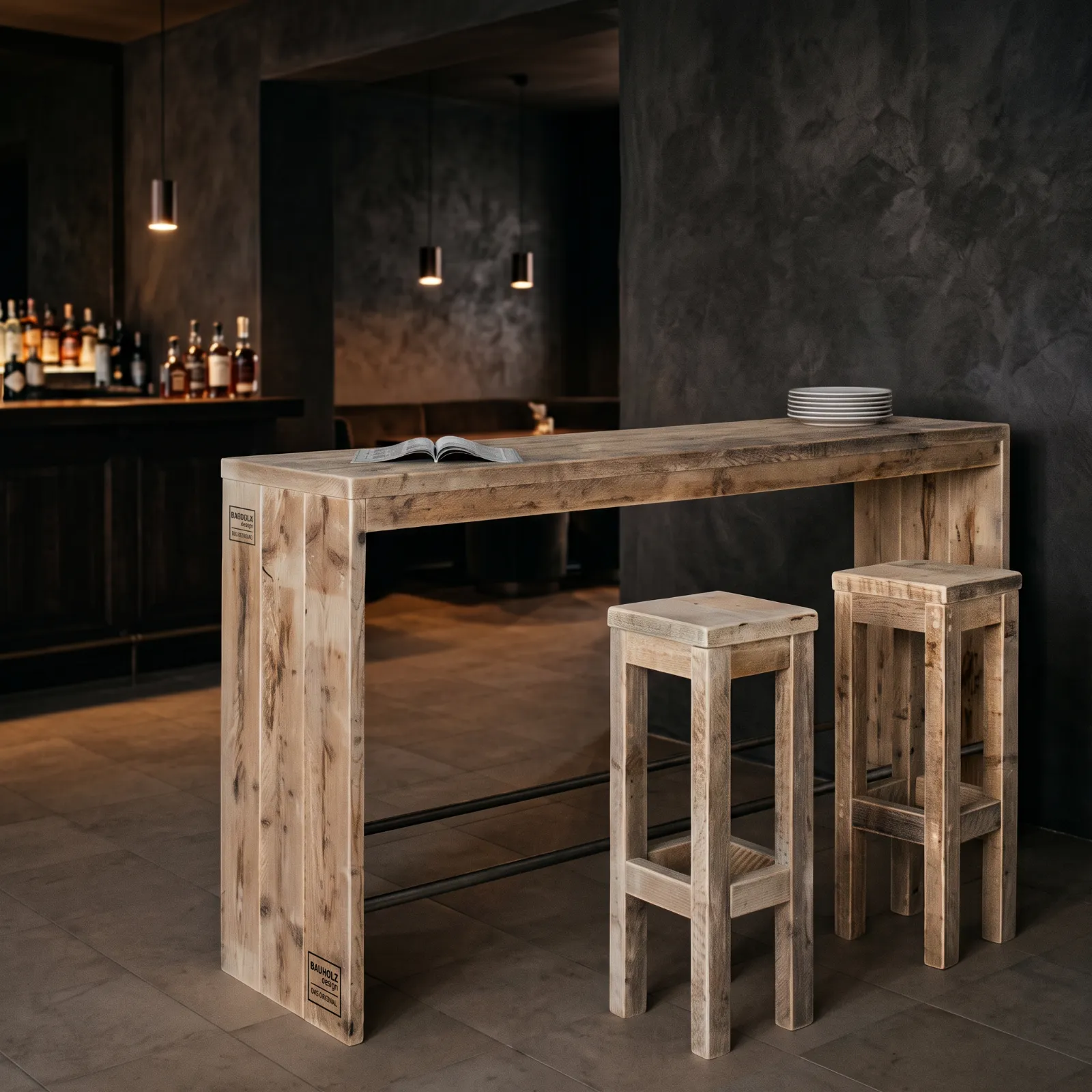 Langer Bar-Stehtisch aus Altholz mit Metall-Fußleiste in einem dunklen, eleganten Restaurant