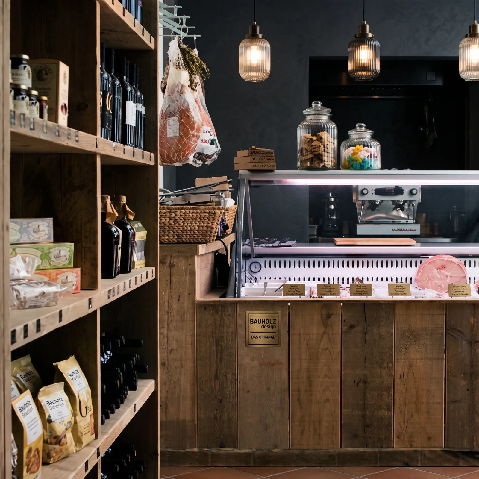 Individuelle Gastronomie-Theke aus Altholz mit integrierter Kühlvitrine in einem exklusiven Feinkostladen
